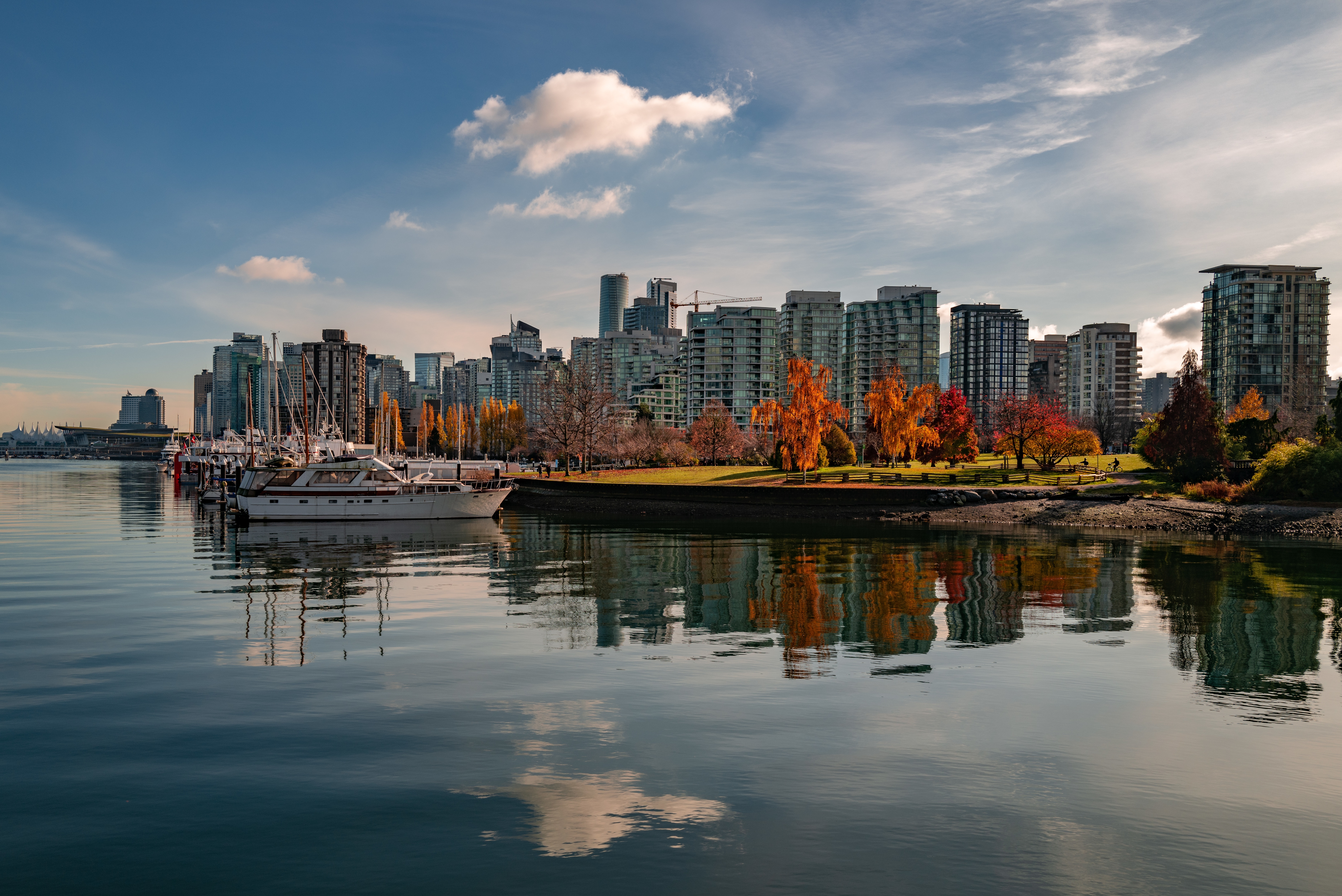 beautiful-shot-boats-parked-near-coal-harbour-vancouver