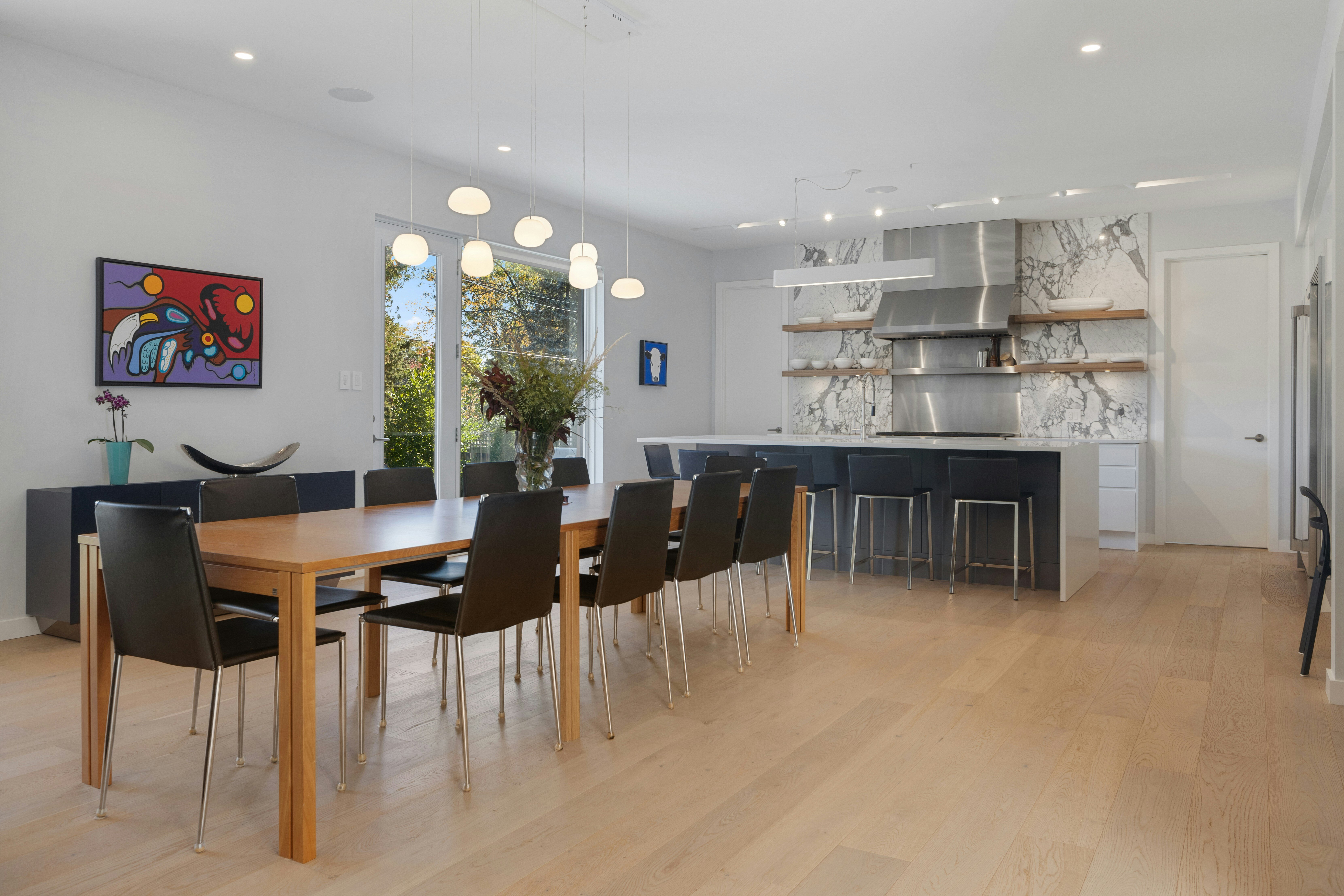nice kitchen with marble backlash
